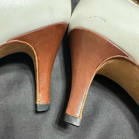 Bally Diandra White Leather pump with brown Cap Toe and broguing detail size 8 N - Picture 15 of 16